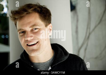 11. März 2010 – Hollywood, Kalifornien, USA – MICHAEL SHANNON wirbt für „The Runaways“ (2010). Michael Corbett Shannon (* 7. August 1974) ist ein US-amerikanischer Schauspieler und Musiker. Shannon erhielt erstmals Aufmerksamkeit für seinen Auftritt in der 8 Mile 2002, wo er den Freund von Eminems Mutter, gespielt von Kim Basinger, porträtierte. 2008 wurde er für den Academy Award als bester Nebendarsteller für seine Aufführung in der Revolutionary Road nominiert. Er spielte Nelson Van Alden in der HBO-Serie Boardwalk Empire (2010–2014). Seine Auftritte in dem Film Take Shelter von 2011 führten zu weiteren Entwicklungen Stockfoto