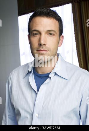 27. März 2009 – Hollywood, Kalifornien, USA – BEN AFFLECK wirbt für „State of Play“. Benjamin Geza Affleck-Boldt (* 15. August 1972), besser bekannt als Ben Affleck, ist ein US-amerikanischer Schauspieler und Filmemacher. Er begann seine Karriere als Kinderdarsteller und spielte in der PBS-Serie The Voyage of the Mimi (1984, 1988). Später trat er in der Coming-of-Age-Komödie Dazed and Confused (1993) und in verschiedenen Kevin Smith Filmen auf, darunter Chasing Amy (1997) und Dogma (1999). Affleck wurde berühmt, als er und sein Jugendfreund Matt Damon den Golden Globe and Academy Award für das beste Originaldrehbuch für Goo gewann Stockfoto