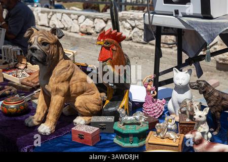 Haifa, Israel, 16. April 2025, Nahaufnahme verschiedener Tierfiguren, darunter Hunde, Hahn und Katze, zum Verkauf auf einem Tisch im Freien Stockfoto