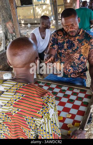 Ghana, in der Nähe von Kumasi. Ashanti-Männer Spielen Checkers. Stockfoto