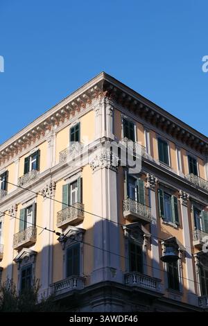 Historisches gelbes Gebäude mit grünen Fensterläden in Neapel Stockfoto