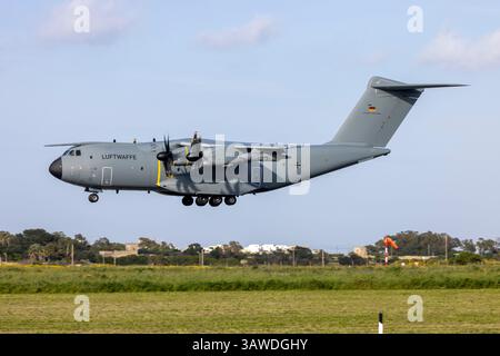 Luftwaffe Airbus A400M-180 (Reg.: 5447), zweite Luftwaffe A400, die in Malta landet. Stockfoto