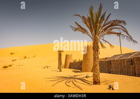 Oase und Festung in der Rub Al Khali Wüste in der Nähe von Dubai, VAE Stockfoto