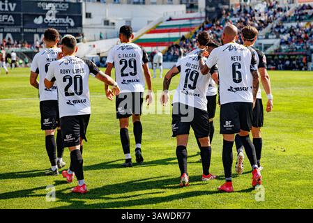 Spieler von Farense, die nach dem Tor von Rui Costa beim Spiel der Liga Portugal zwischen den Mannschaften CF Estrela Amadora und SC Farense in Estadi feierten Stockfoto