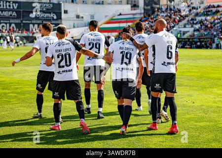 Spieler von Farense, die nach dem Tor von Rui Costa beim Spiel der Liga Portugal zwischen den Mannschaften CF Estrela Amadora und SC Farense in Estadi feierten Stockfoto
