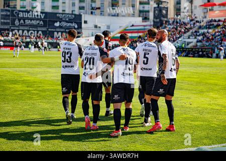 Spieler von Farense, die nach dem Tor von Rui Costa beim Spiel der Liga Portugal zwischen den Mannschaften CF Estrela Amadora und SC Farense in Estadi feierten Stockfoto