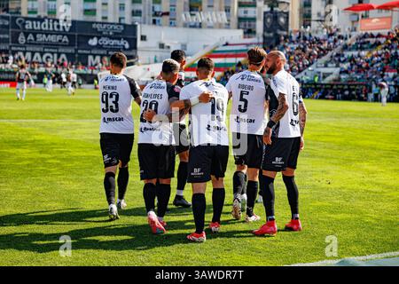 Spieler von Farense, die nach dem Tor von Rui Costa beim Spiel der Liga Portugal zwischen den Mannschaften CF Estrela Amadora und SC Farense in Estadi feierten Stockfoto