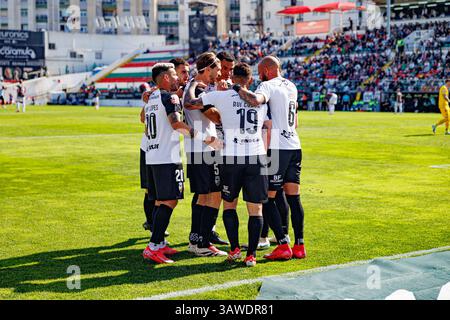 Spieler von Farense, die nach dem Tor von Rui Costa beim Spiel der Liga Portugal zwischen den Mannschaften CF Estrela Amadora und SC Farense in Estadi feierten Stockfoto