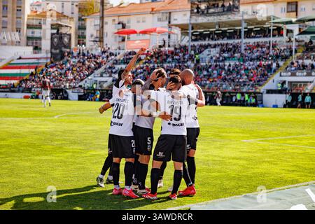 Spieler von Farense, die nach dem Tor von Rui Costa beim Spiel der Liga Portugal zwischen den Mannschaften CF Estrela Amadora und SC Farense in Estadi feierten Stockfoto