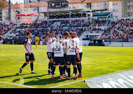 Spieler von Farense, die nach dem Tor von Rui Costa beim Spiel der Liga Portugal zwischen den Mannschaften CF Estrela Amadora und SC Farense in Estadi feierten Stockfoto
