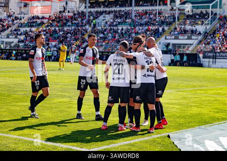 Spieler von Farense, die nach dem Tor von Rui Costa beim Spiel der Liga Portugal zwischen den Mannschaften CF Estrela Amadora und SC Farense in Estadi feierten Stockfoto