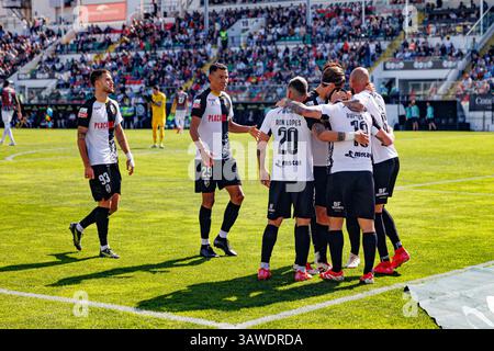 Spieler von Farense, die nach dem Tor von Rui Costa beim Spiel der Liga Portugal zwischen den Mannschaften CF Estrela Amadora und SC Farense in Estadi feierten Stockfoto