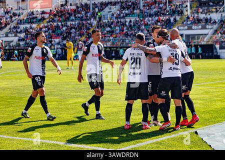 Spieler von Farense, die nach dem Tor von Rui Costa beim Spiel der Liga Portugal zwischen den Mannschaften CF Estrela Amadora und SC Farense in Estadi feierten Stockfoto