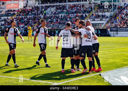 Spieler von Farense, die nach dem Tor von Rui Costa beim Spiel der Liga Portugal zwischen den Mannschaften CF Estrela Amadora und SC Farense in Estadi feierten Stockfoto