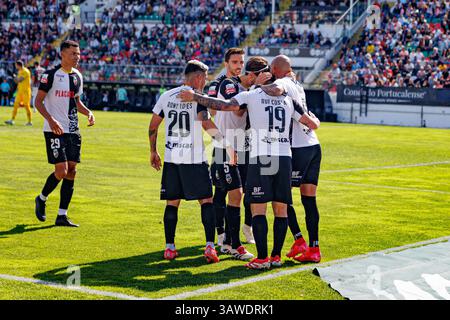 Spieler von Farense, die nach dem Tor von Rui Costa beim Spiel der Liga Portugal zwischen den Mannschaften CF Estrela Amadora und SC Farense in Estadi feierten Stockfoto