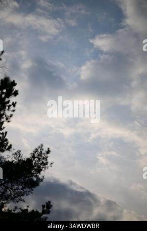 Skånes-Fagerhult, Skåne, Schweden. April 2025. Bewölkter Himmel. Stockfoto