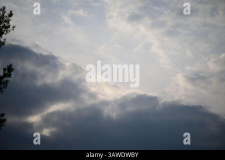 Skånes-Fagerhult, Skåne, Schweden. April 2025. Bewölkter Himmel. Stockfoto