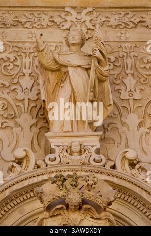 Detail der Skulptur an der Vorderfassade der Basilika San Giovanni Battista al Rosario , einer Kirche im historischen Zentrum von Lecce, Lecce, Apulien, Italien. Die Basilika San Giovanni Battista al Rosario wurde von dem Architekten Giuseppe Zimbalo zwischen 1691 und 1728 für die Dominikaner erbaut. Stockfoto