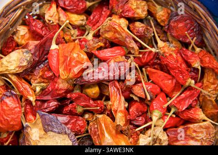 Produkte zum Verkauf an einem Straßenstand in Ciolo, in der Nähe von Gagliano del Capo, Apulien, Salento, Italien. Getrocknete rote Chilischoten Stockfoto