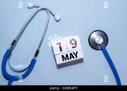 Text vom 19. Mai auf Holzblöcken mit anpassbarem Platz für Text oder Nachrichten. Month- und Kopierplatzkonzept. Stockfoto