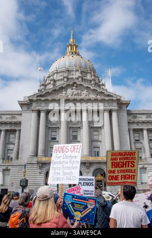 San Francisco, USA. April 2025. Am Civic Center Plaza versammeln sich Demonstranten vor dem Rathaus von San Francisco, um bei der „Stop the Billionaire Agenda“-Proteste gegen die Trump-Regierung auf viele verschiedene Bedenken einzugehen. Auf einigen Protestschildern steht: "Hände weg! Faire Wahlen, reproduktive Rechte, Umweltschutz, Redefreiheit, Wissenschaft, NATO“, während eine andere das Machtgleichgewicht, das durch die US-Verfassung definiert wurde, mit Checks and Balances zeigt. Quelle: Shelly Rivoli/Alamy Live News Stockfoto