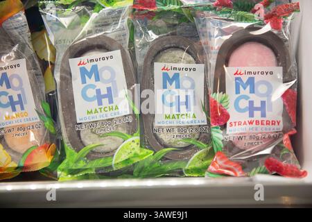 Los Angeles, Kalifornien, USA - 10-02-2021: Eine Ansicht mehrerer Pakete von Imuraya Mochi Eisdesserts. Stockfoto