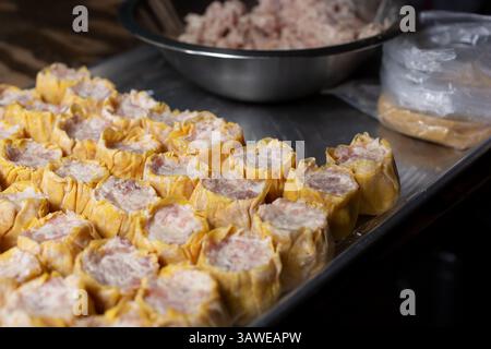 Ein Blick auf den Prozess der Herstellung von Sumai-Klößchen. Stockfoto