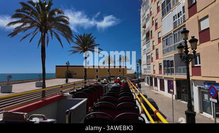 Touristen, die eine Besichtigungstour im Bus in Cadiz, Spanien, Unternehmen und die wunderschöne Aussicht an einem sonnigen Sommertag genießen - CADIZ, SPANIEN - 26. MÄRZ 2025 Stockfoto