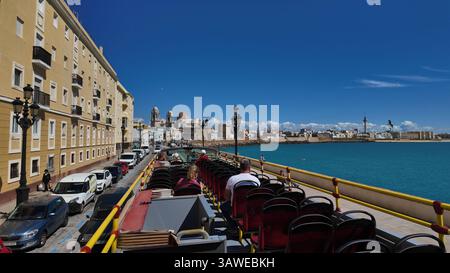 Touristen, die an einem sonnigen Sommertag - CADIZ, SPANIEN - 26. MÄRZ 2025 den Panoramablick auf die Kathedrale und die Küste von CADIZ genießen Stockfoto