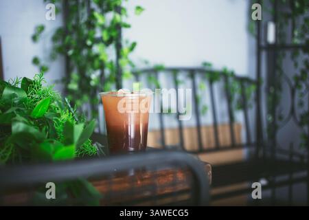 Blick auf eine Tasse Kaffee oder Milchtee in einem rustikalen Café. Stockfoto