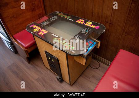 Los Angeles, Kalifornien, USA - 10-02-2021: Ein Blick auf eine Vintage-Spielautomat mit den Spielen Galaga und Ms. Pac-man. Stockfoto