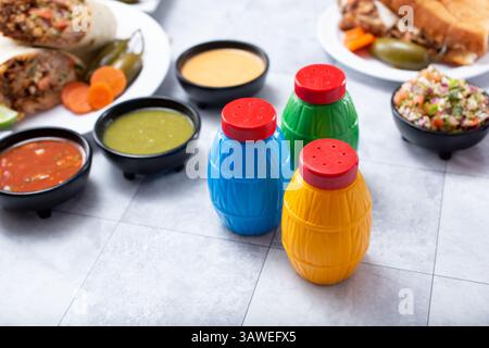 Ein Blick auf einen farbenfrohen Salz- und Pfefferstreuer. Stockfoto