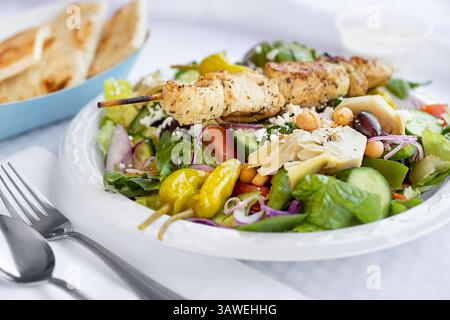 Blick auf einen gegrillten Hühnchensalat. Stockfoto