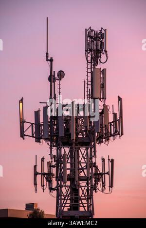 Handymast. Mobilfunkturm. Telekommunikation. Busto Arsizio, Lombardei, Italien. Stockfoto