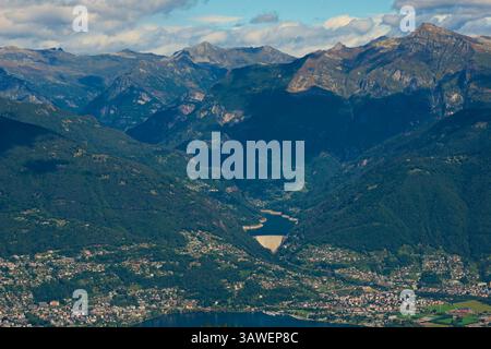 Blick vom Punto panoramico Monte Gambarogno auf Ascona und Locarno, Schweiz. Der Schweizer Teil des Lago Maggiore. Der Contra-Staudamm (Zentrum), auch bekannt als Verzasca-Staudamm und Locarno-Staudamm, ist ein Bogendamm am Verzasca-Fluss im Tessin. Er wurde in den 1960er Jahren erbaut und ist der viertgrößte Damm der Schweiz Stockfoto