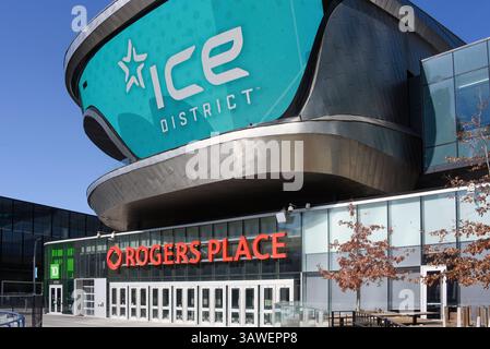Edmonton, Kanada - 3. April 2025: Eintritt zum Rogers Place im Eisviertel mit großer Videoleinwand. Das Ice District ist ein öffentlicher platz, der über seine Möglichkeiten verfügt Stockfoto