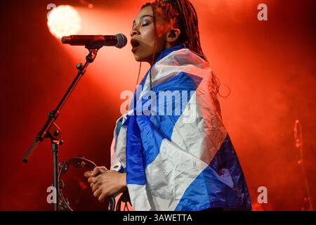 Glasgow, Großbritannien. April 2025. Brooke Combe tritt live auf der Bühne im Barrowland Ballroom auf. Quelle: SOPA Images Limited/Alamy Live News Stockfoto