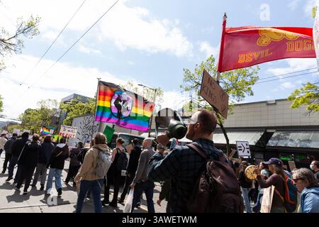 Seattle, Washington, USA. April 2025. Hunderte von Demonstranten und Unterstützern marschieren während der „We the People Meed Everyone“-Kundgebung entlang der Broadway Ave in Seattles Stadtteil Capitol Hill und marschieren am Samstag, den 19. April 2025 in Seattle. Die Demonstration zur Unterstützung von Demokratie, Vielfalt und Gerechtigkeit ist Teil eines nationalen Aktionstages gegen Aktionen der Trump-Regierung. Quelle: Paul Christian Gordon/Alamy Live News Stockfoto