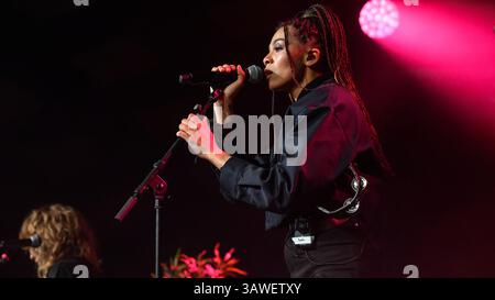 Glasgow, Großbritannien. April 2025. Brooke Combe tritt live auf der Bühne im Barrowland Ballroom auf. Quelle: SOPA Images Limited/Alamy Live News Stockfoto