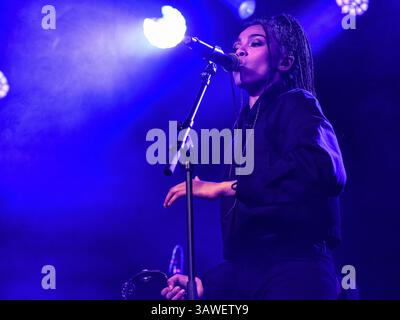 Glasgow, Großbritannien. April 2025. Brooke Combe tritt live auf der Bühne im Barrowland Ballroom auf. Quelle: SOPA Images Limited/Alamy Live News Stockfoto