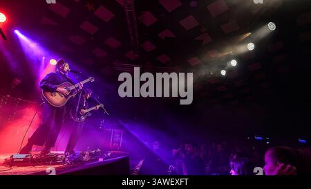 Glasgow, Großbritannien. April 2025. Brooke Combe tritt live auf der Bühne im Barrowland Ballroom auf. (Foto: Stuart Westwood/SOPA Images/SIPA USA) Credit: SIPA USA/Alamy Live News Stockfoto