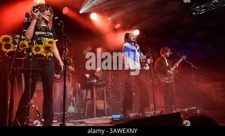 Glasgow, Großbritannien. April 2025. Brooke Combe tritt live auf der Bühne im Barrowland Ballroom auf. (Foto: Stuart Westwood/SOPA Images/SIPA USA) Credit: SIPA USA/Alamy Live News Stockfoto