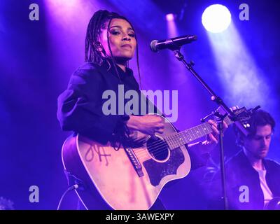 Glasgow, Großbritannien. April 2025. Brooke Combe tritt live auf der Bühne im Barrowland Ballroom auf. (Foto: Stuart Westwood/SOPA Images/SIPA USA) Credit: SIPA USA/Alamy Live News Stockfoto