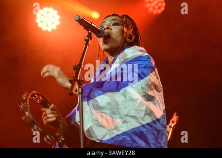 Glasgow, Großbritannien. April 2025. Brooke Combe tritt live auf der Bühne im Barrowland Ballroom auf. (Foto: Stuart Westwood/SOPA Images/SIPA USA) Credit: SIPA USA/Alamy Live News Stockfoto