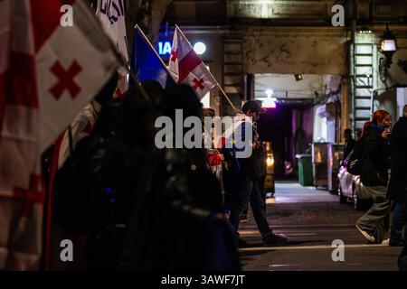 Tiflis, Georgien, 19. April 2025. Die Demonstranten fahren von der Rustaveli Avenue ab und gehen zur nächsten Phase des marsches. Die Flagge der EU und Georgiens wehen weiter Stockfoto