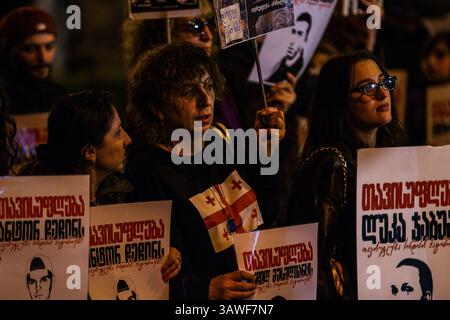Tiflis, Georgien, 19. April 2025. Frauen nehmen an dem Protest Teil und halten Plakate mit Porträts politischer Gefangener. Der marsch umfasst Menschen von Stockfoto