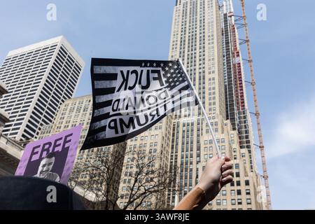 19. April 2025, New York, NY: Tausende nehmen an einem Earth Day und Anti-Trump-marsch in Midtown Manhattan Teil, der Migrant and Climate March genannt wird. Stockfoto