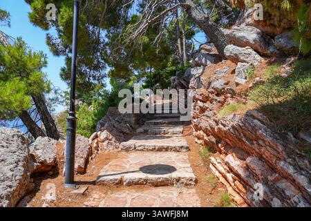 Weg zum Milocer Beach in der Nähe von Budva entlang der Adriaküste in Montenegro Stockfoto