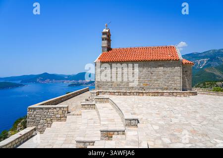 Die Kirche St. Sava, ein orthodoxer serbischer Gottesdienst mit Blick auf Sveti Stefan an der Adriaküste in Montenegro Stockfoto