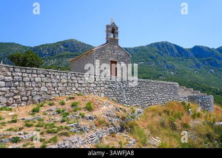 Die Kirche St. Sava, ein orthodoxer serbischer Gottesdienst mit Blick auf Sveti Stefan an der Adriaküste in Montenegro Stockfoto